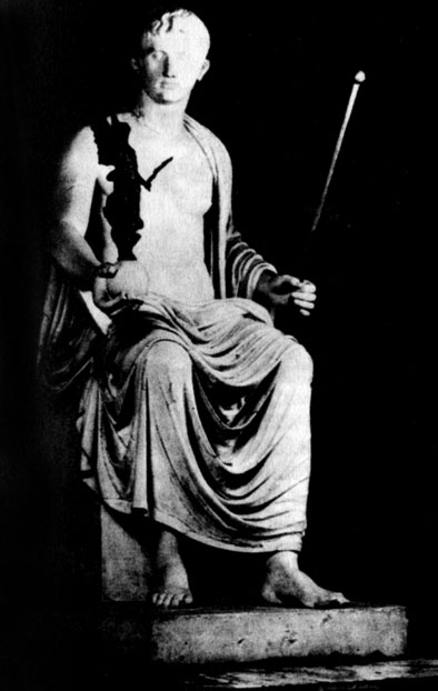 Император Октавиан Август в образе Юпитера. I в. Волшебство искусства превратило тщедушного Октавиана в величавого Юпитера