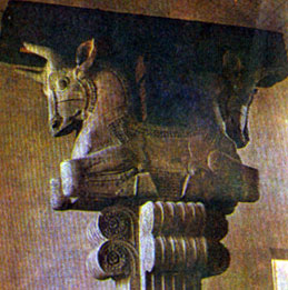Симметрия в искусстве. Зеркальная симметрия: капитель колонны из дворца Артаксеркса II в Сузах. V-IV вв. до н. э. (б)