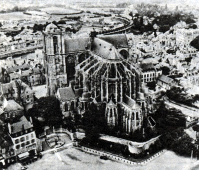 Аркбутаны собора в Ле Мане с высоты птичьего полета. 1217-1254